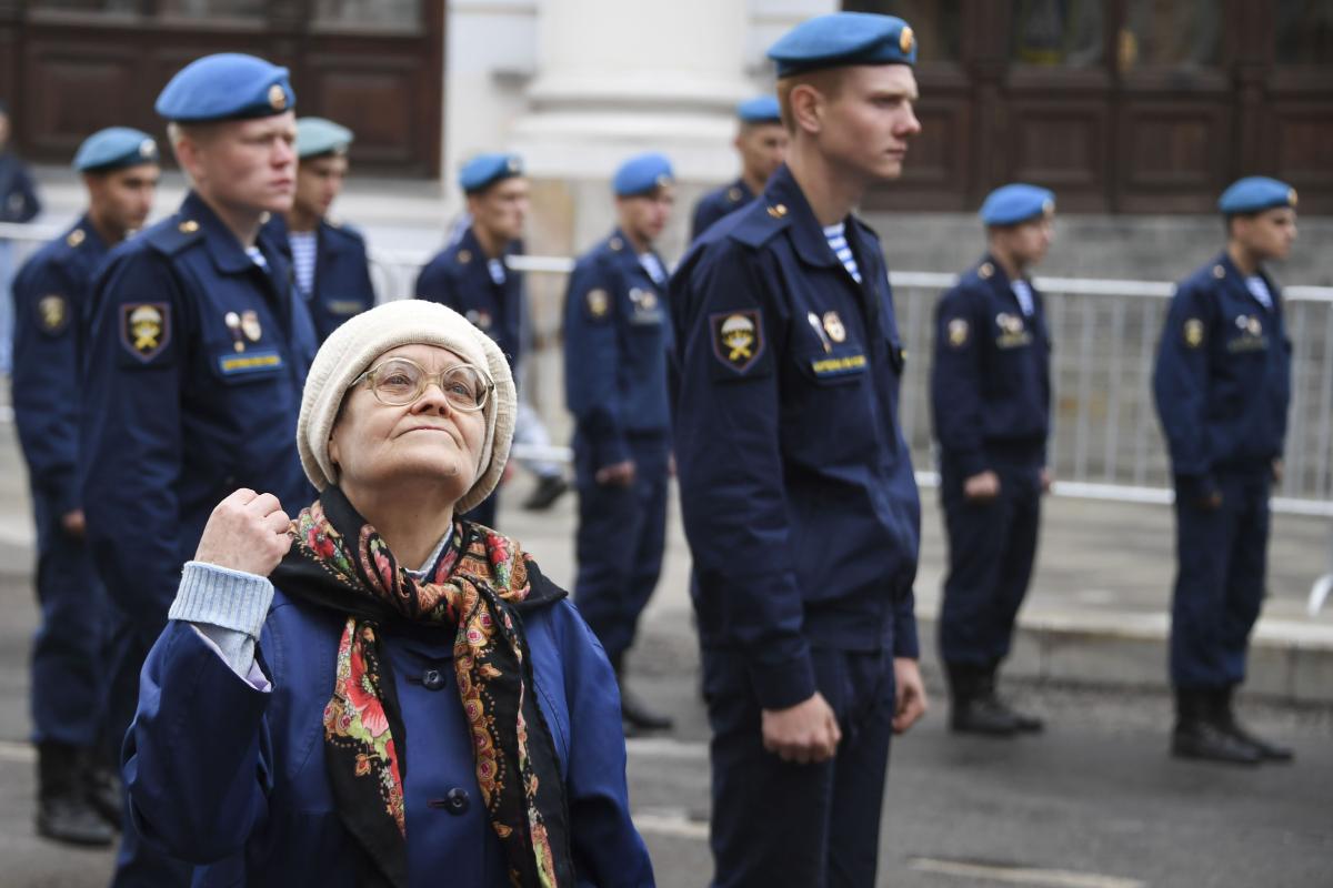 Nainen eläytyy laskuvarjojoukkojen uskonnollissävytteisen kulkueen tunnelmaan Moskovassa 2. elokuuta. Tuolloin sotilaat marssivat Profeetta Eliaan kirkosta Punaiselle torille osana Paratroopers-päivän juhlia. Profeetta Elia on Venäjän ilmavoimien joukkojen, eli sinisten barettien, suojelija.